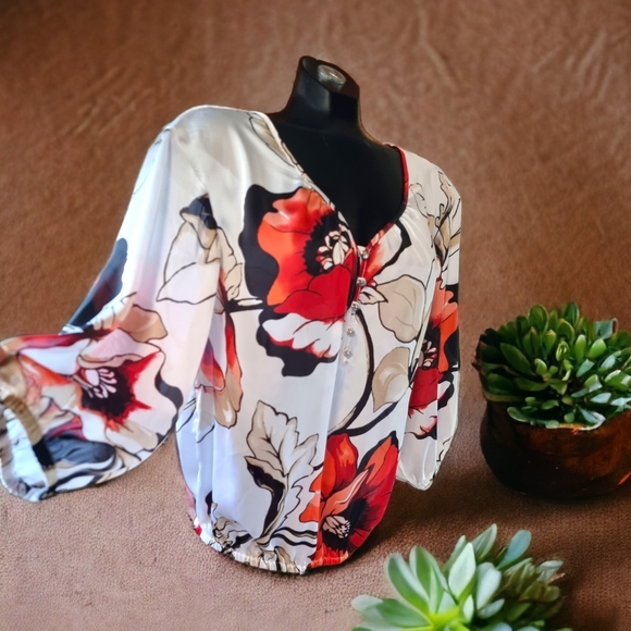 White House | Black Market Satiny Poppy  Blouse - Picture 3 of 10